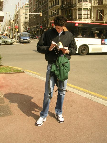 Danilo consulta la mappa a Barcellona, nel 2006