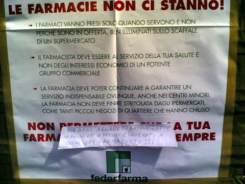 Un commento di un cliente apposto sul volantino di Federfarma contro il Decreto Bersani a Padova